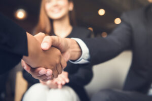 新入社員研修でビジネスマナーを教えるには？おすすめの研修も紹介